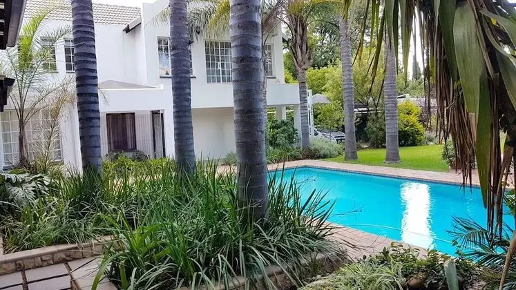 Six Valk Avenue Guest House - Havuz