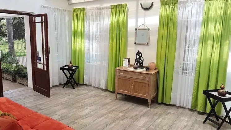 Six Valk Avenue Guest House - Lobi