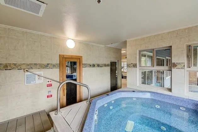 Ski-in Downtown Breckenridge Condo - Spa