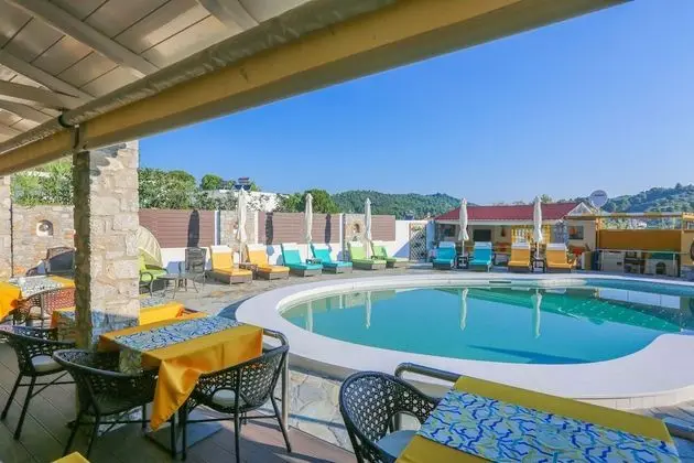Skiathos Island Suites - Havuz