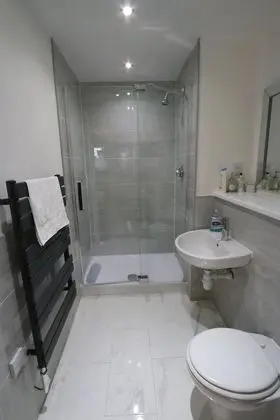 SKL Lux Two Bed With Free Parking/wifi - Banyo Tipleri