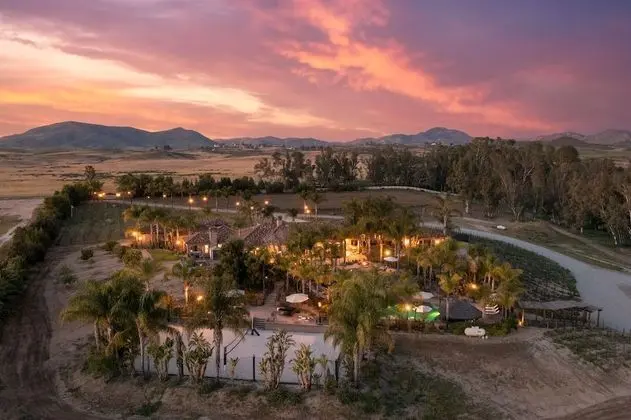 Sky Lantern by Avantstay Stunning Oasis w/ Pool, Hot Tubs, Volley Ball Court & Home Office!