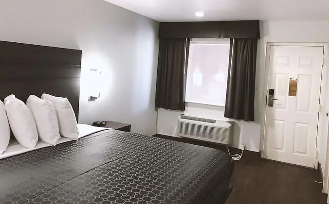 Sky Palace Inn By Jasper Near AT&T Center - Oda Manzaraları