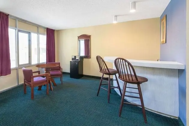 Sky-Palace Inn & Suites Wichita East - Lobi