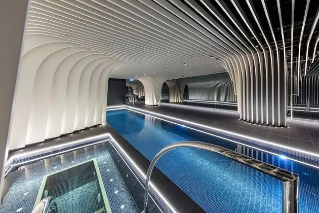 SKYE Suites Sydney - Havuz