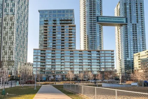 SkyTree - Lakeside Condos near CN Tower