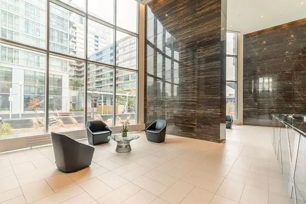 SkyTree - Lakeside Condos near CN Tower - Lobi