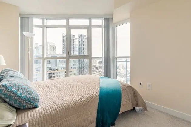SkyTree - Lakeside Condos near CN Tower - Oda