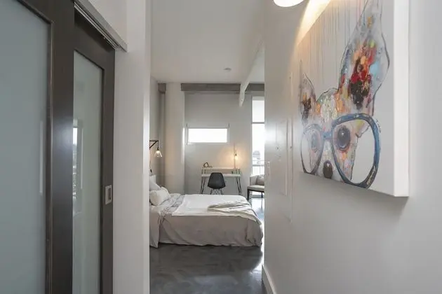 Sleek Furnished Modern Downtown Condo - İç Mekan