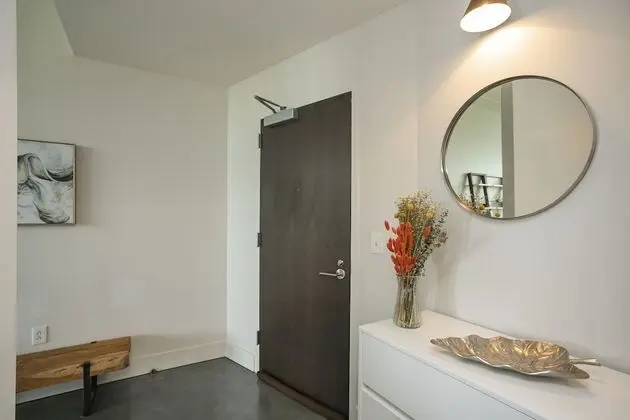 Sleek Furnished Modern Downtown Condo - Lobi