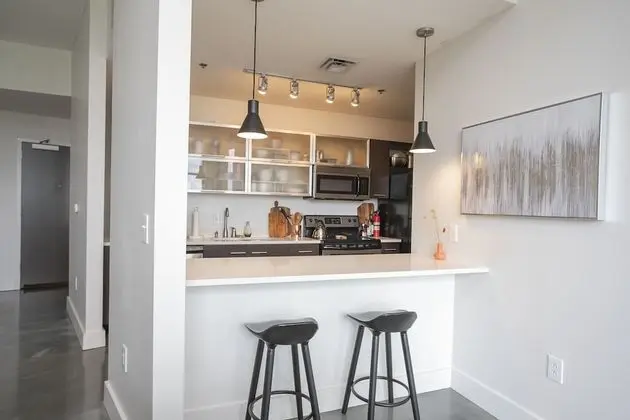 Sleek Furnished Modern Downtown Condo - Mutfak