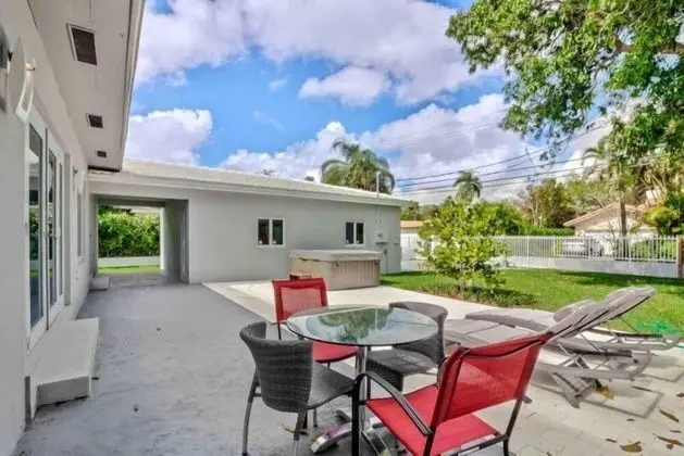 Sleek Miami Shores Residence With Hot Tub