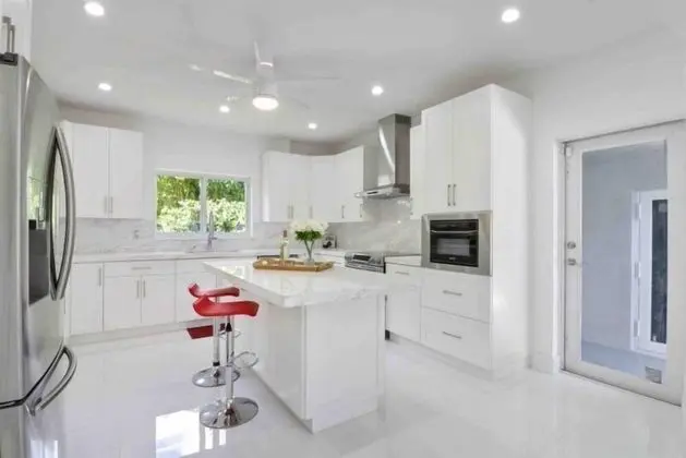 Sleek Miami Shores Residence With Hot Tub - Mutfak