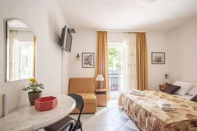 Sleek Studio Flat With Balcony Near Beach in Tivat - Öne Çıkan Resim