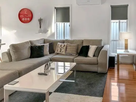 Sleek Stylish Modern Close to Airport