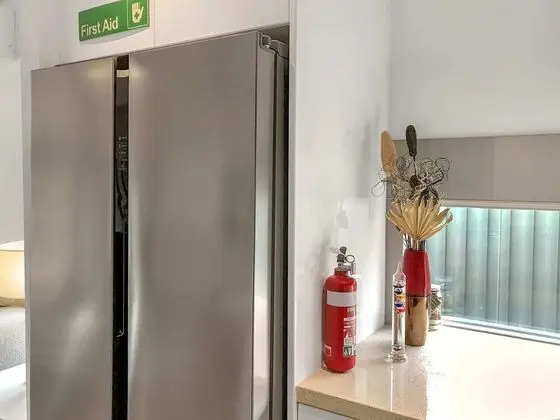 Sleek Stylish Modern Close to Airport - İç Mekan