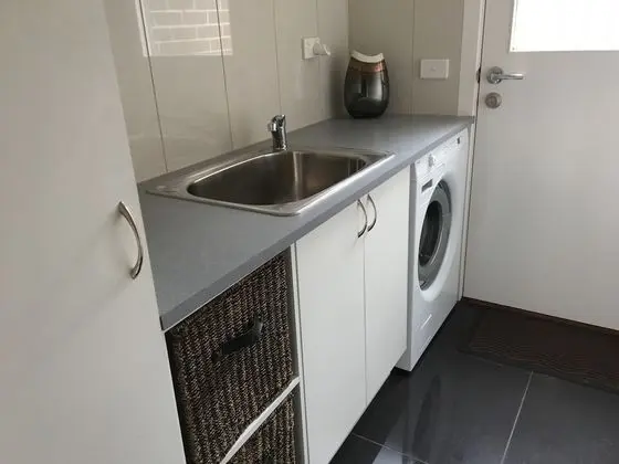 Sleek Stylish Modern Close to Airport - Mutfak