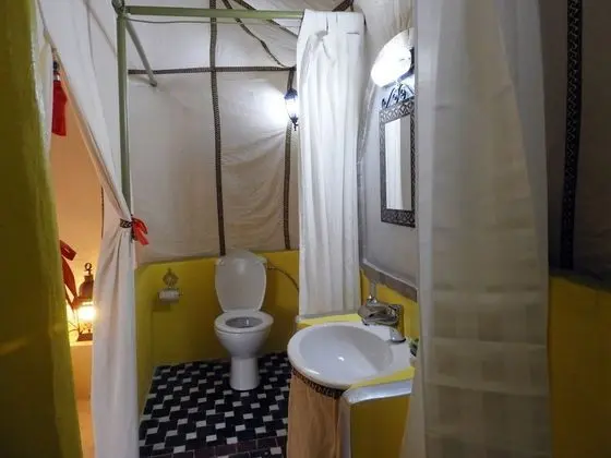 Sleep In Luxury Tent In Desert - Banyo Tipleri