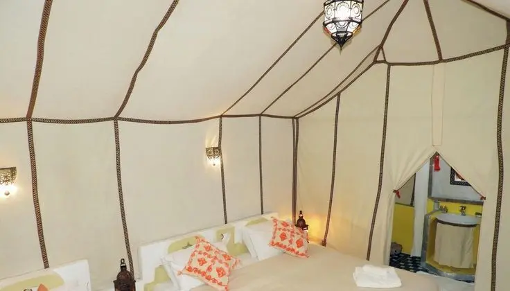 Sleep In Luxury Tent In Desert - Öne Çıkan Resim