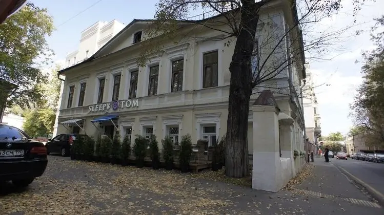Sleepy Tom Hotel - 1