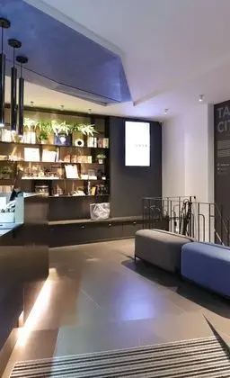 Slow Town Hotel - Glowing - Lobi