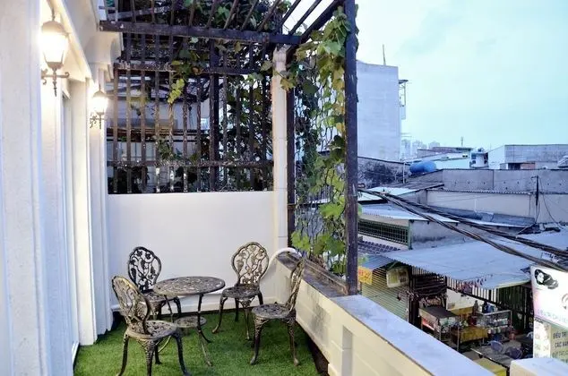 Smiley Apartment 8