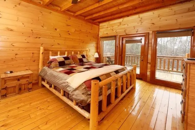 Smoky Mountain Cinema - Six Bedroom Cabin - Oda