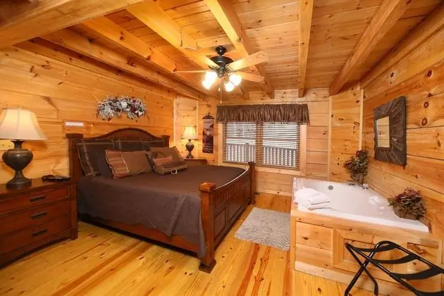 Smoky Mountain Getaway - Five Bedroom Cabin - Oda
