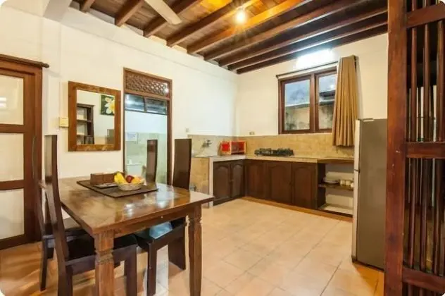 SMV- 2BedGRDN - V6 · 2BR Garden Villa Walk to shops and Beach Legian - Mutfak