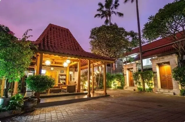 SMV . 4-BR · 4BR Pool Prime Area Walk To Beach N Shops Legian - Dış Mekan