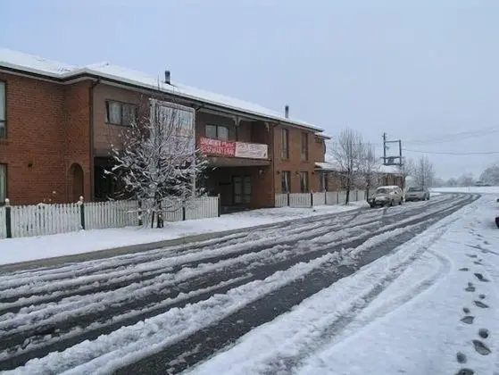 Snow Gate Motel and Apartments - Dış Mekan