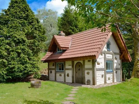 Snow White's House - Farm Park Stay with Hot Tub, BBQ & Fire Pit