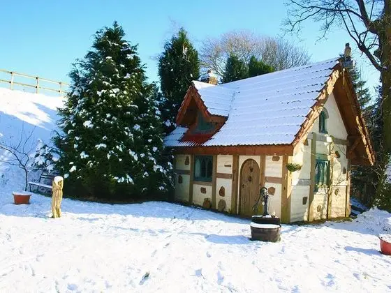 Snow White's House - Farm Park Stay with Hot Tub, BBQ & Fire Pit - Dış Mekan