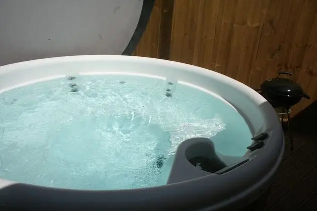 Snow White's House - Farm Park Stay with Hot Tub, BBQ & Fire Pit - Havuz