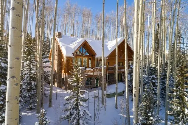 Snowdrift Cabin by Avantstay Breathtaking Home w/ Prime Ski Access & Hot Tub