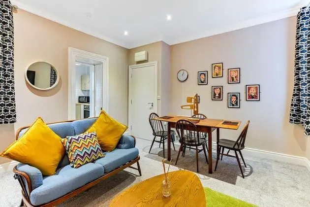 Snug at Clarence - Near Museum of Free Derry and Bloody Sunday Memorial