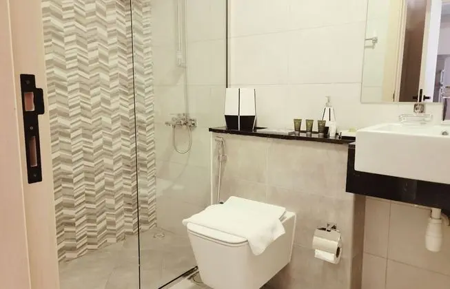 Snug & Congenial 1BR with Canal View - Banyo Tipleri