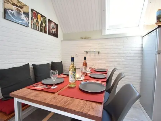 Snug Holiday Home in Herkingen with Hot Tub in Garden - Yerinde Yemek
