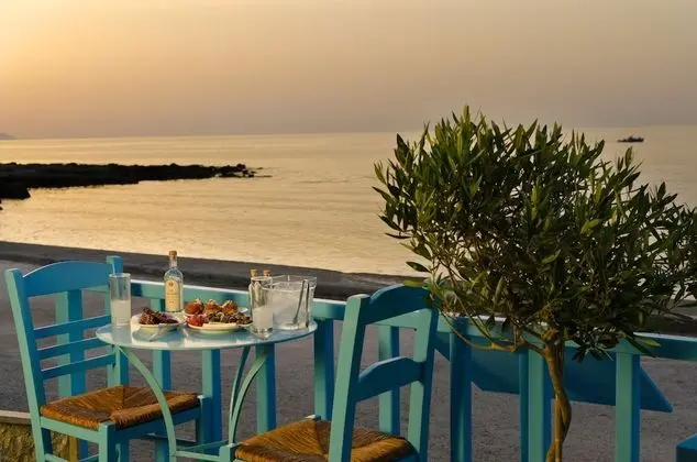 Socrates Apartments & Restaurant