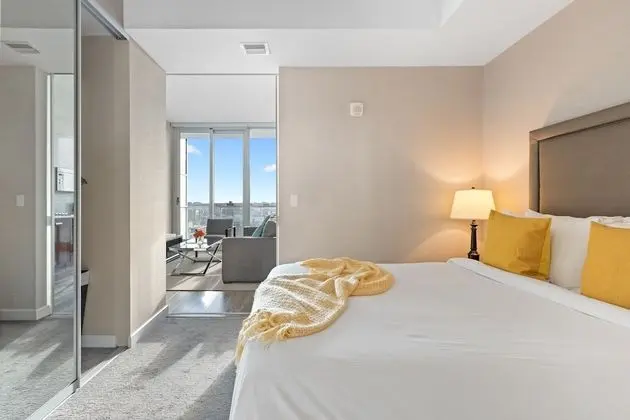 SOHO Residences Lisgar - Öne Çıkan Resim