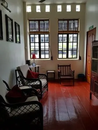 Sojourn Beds & Cafe - Hostel - Lobi