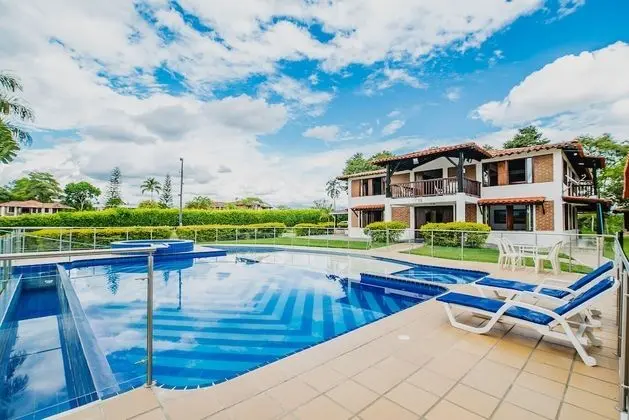 Sol y Luna Country House in Quindo - Havuz