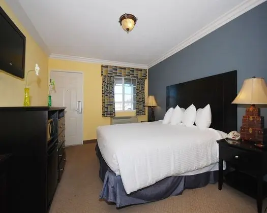 Solaire Inn & Suites