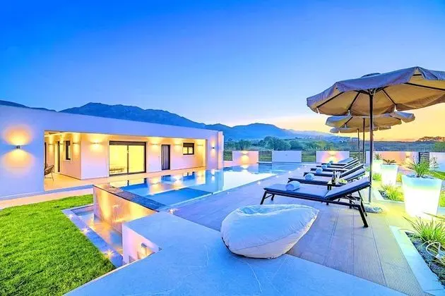 Villa Solaris Heated Pool & Hot Tub
