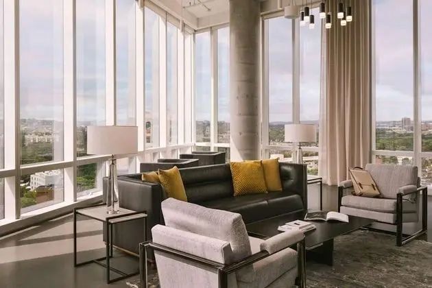 Sonder at Pierce Boston - Öne Çıkan Resim