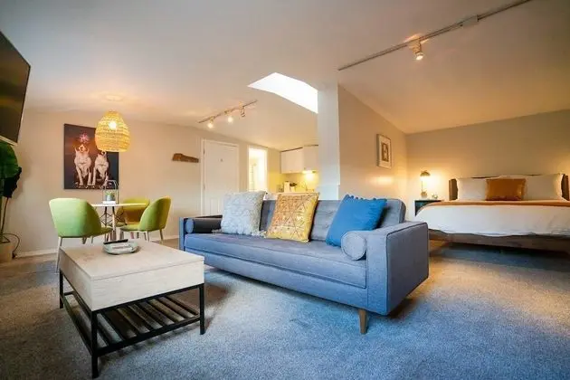 Sophisticated City Escape near DU - Öne Çıkan Resim