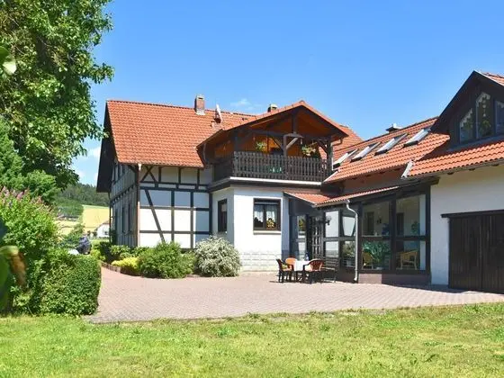 Sophisticated Holiday Home in Thuringia With Sunroom, Garden and Terrace - Dış Mekan