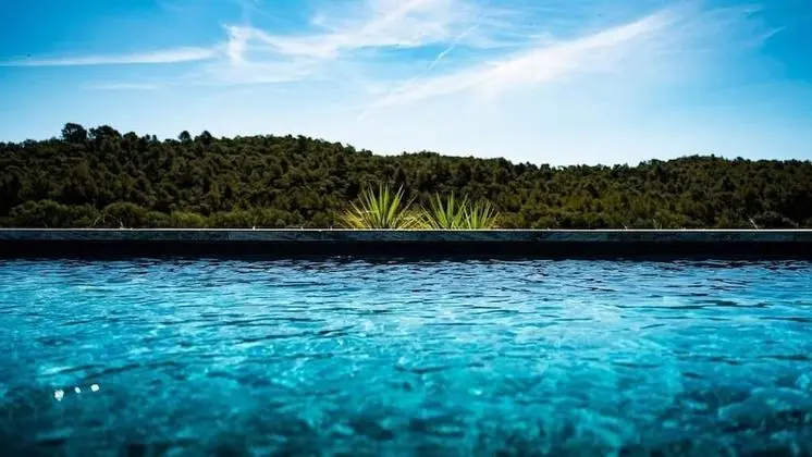 SOUS LES PINS - Havuz