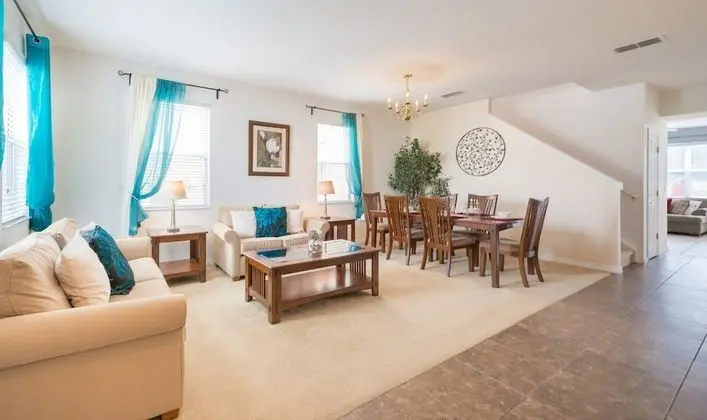South-facing Pool With Spa & Games Room - Oda Düzeni
