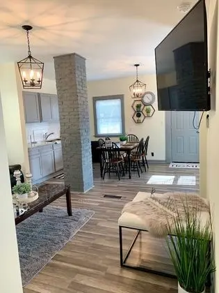 The Southside Villa - With Private Yard & Parking, Near Falls & Casino by Niagara Hospitality - İç Mekan